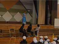民族衣装で踊りを披露する康 セイセンさん