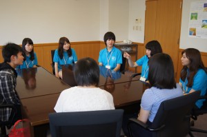 先輩学生との交流:「授業は難しいですか」「アルバイトはしていますか」「一人暮らしはどうですか」など先輩学生と「気になるキャンパスライフ」についてお話し合いをしました。