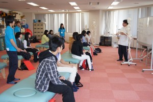 石田学科長による「骨標本を用いた運動学」の体験実習:普段はあまり意識しない関節運動ですが、骨標本を用いると良く見て理解することができます。