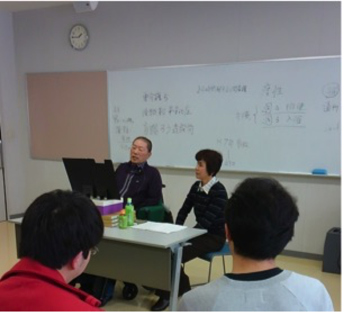 写真3)詩画家:阿部俊明さんの特別講義を聴く(1年生)