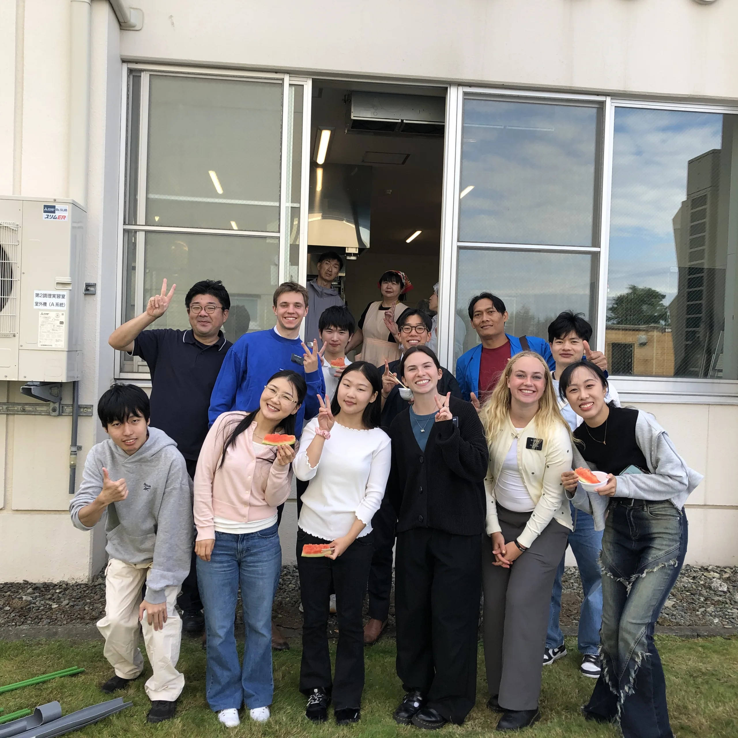 留学生と地域の皆さんが「そうめん流し」で交流しました